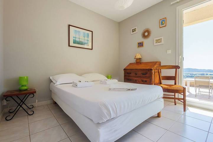Grande villa  vue imprenable  proche Avignon 
idéale pour  vacances en famille in Rochefort-du-Gard, Région de Nîmes
