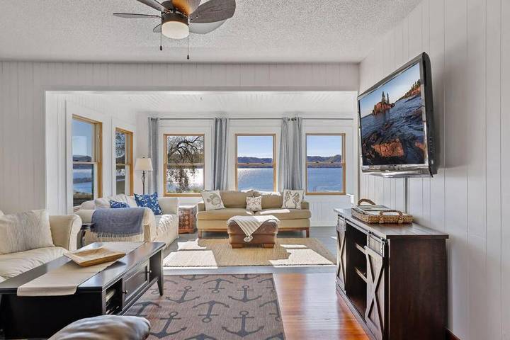 Location de vacances pour 9 personnes, avec vue ainsi que terrasse et vue sur le lac à Pippin