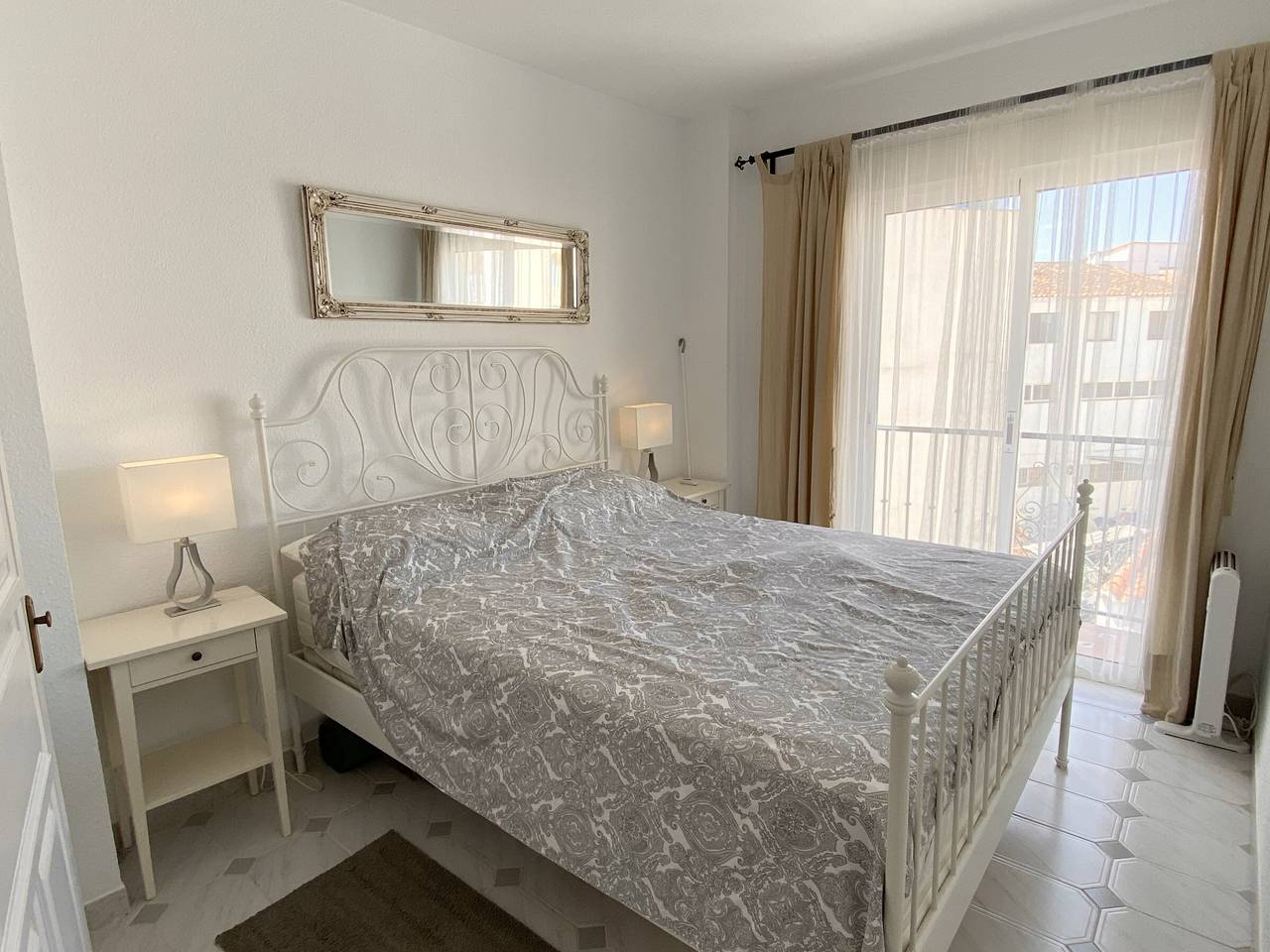 Entire apartment, Cosy Apartment in Nerja for 2 with Rooftop Terrace, Near Beach & High-Speed Internet in Nerja Centre, Nerja