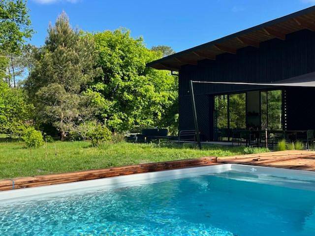 Location de vacances pour 8 personnes, avec piscine ainsi que vue et jardin à Onesse-Laharie - 2