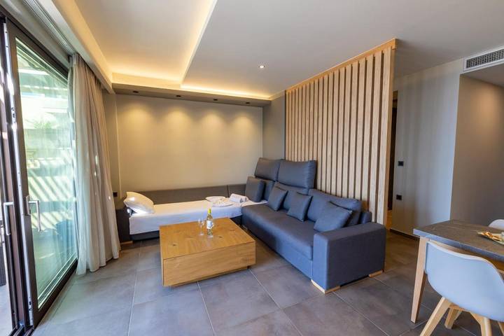 Location de vacances pour 3 personnes, avec Jacuzzi ainsi que Terrasse et Vue dans Stalos - 3