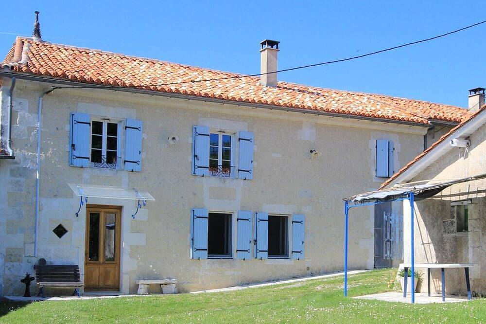 Geräumiges Gîte mit privatem Garten, Ping-Pong, Fahrrädern und Kamin - Ideal für Familien! in Chalais (Charente), Charente