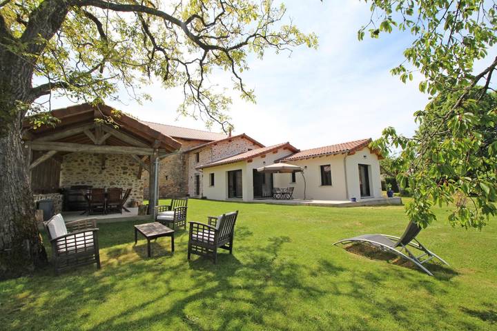 Gîte pour 6 personnes, avec jardin et terrasse à Cussac