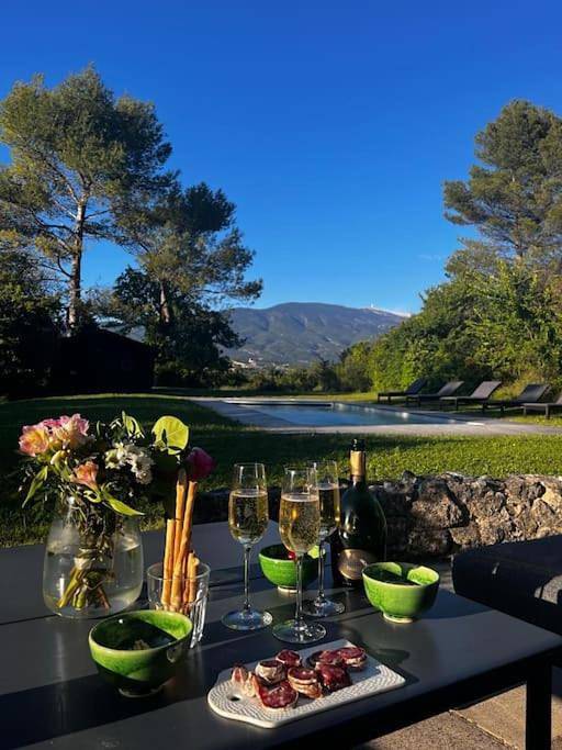 Location de vacances pour 4 personnes, avec vue ainsi que piscine et jardin, animaux acceptés à Crillon-le-Brave - 3