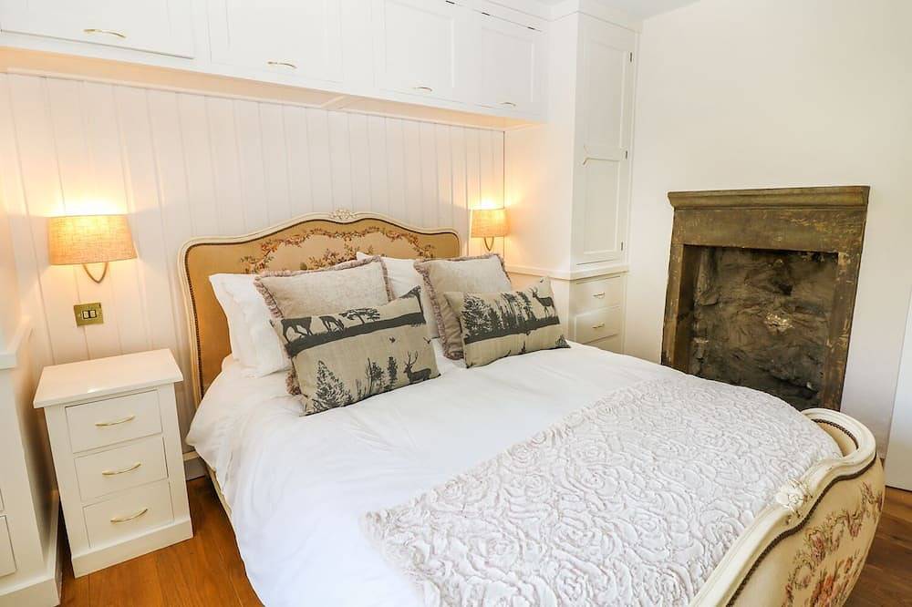 Mill Leat, pet friendly, with open fire in Castleton, Peak District in Castleton, Derbyshire