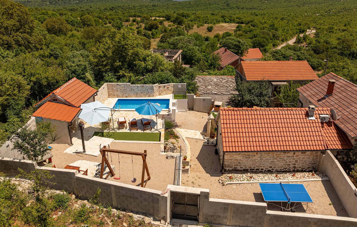 Geräumige 2-Zimmer-Wohnung mit Pool, WLAN und Terrasse in Grad Benkovac, Zadar