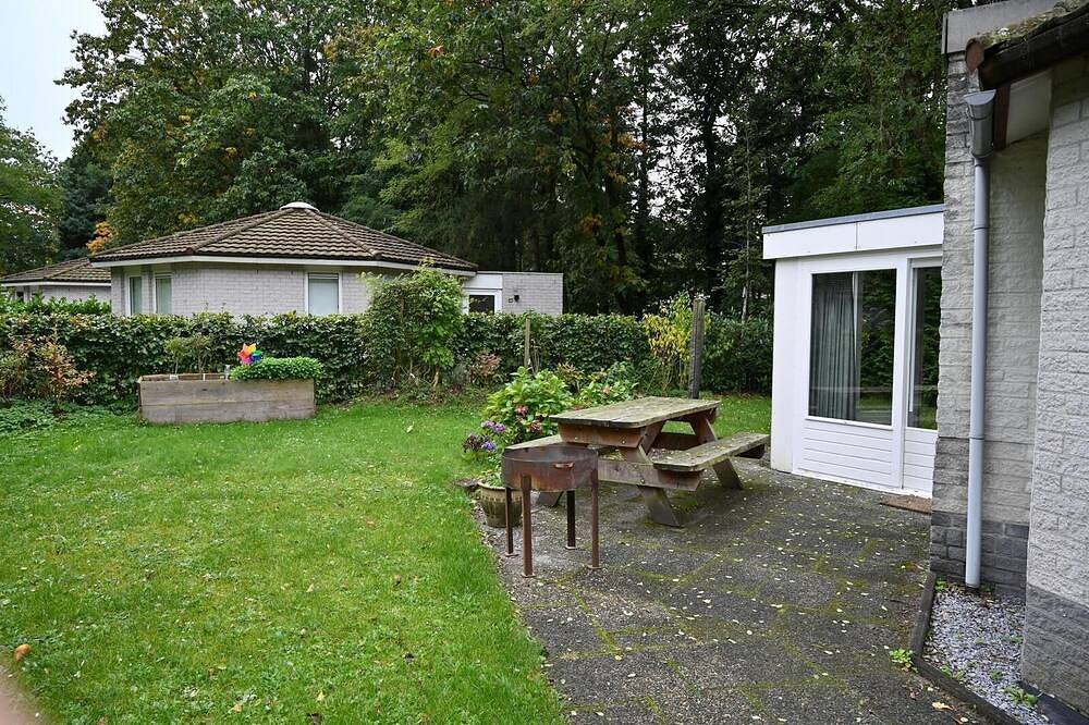 Kom heerlijk genieten in deze vrijstaande bungalow, compleet ingericht met een ruime keuken en gezellige openhaard en ervaar het Veluwegevoel! in Harderwijk, Veluwe