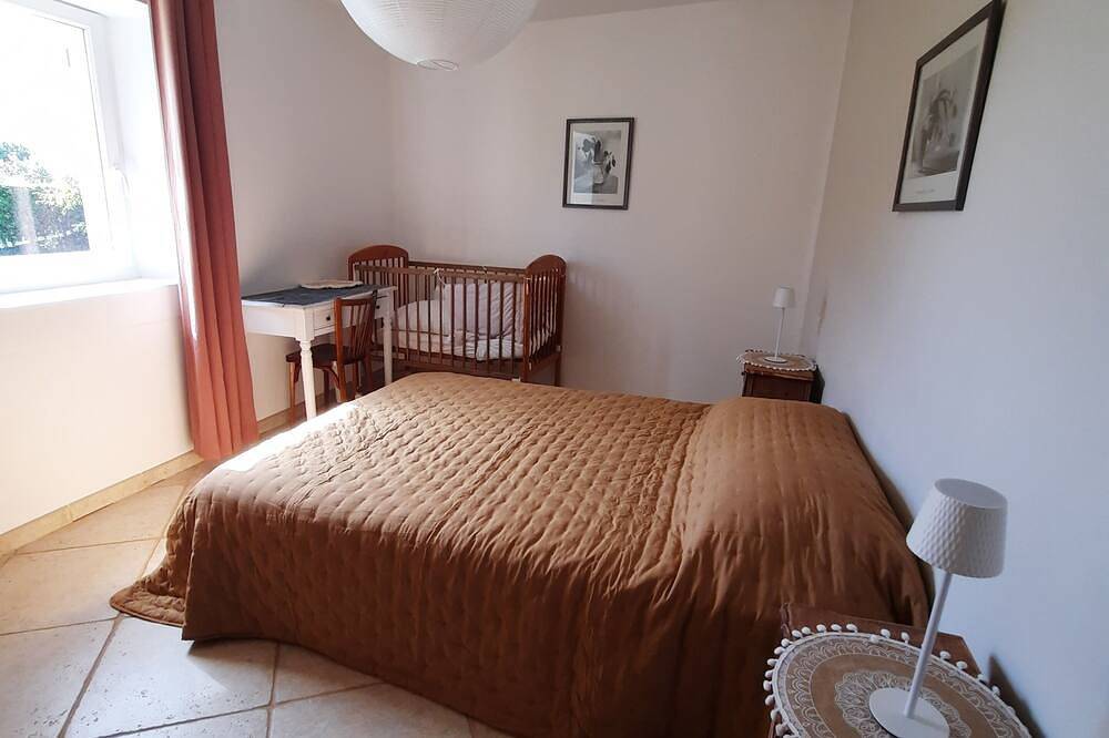 Country house (sleeps 8, 10) in a quiet location, with a superb view of the Luberon. in Roussillon, Parc naturel régional du Luberon