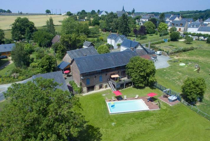Maison d’hôte pour 4 personnes, avec piscine ainsi que terrasse et vue à Thoiré-sur-Dinan