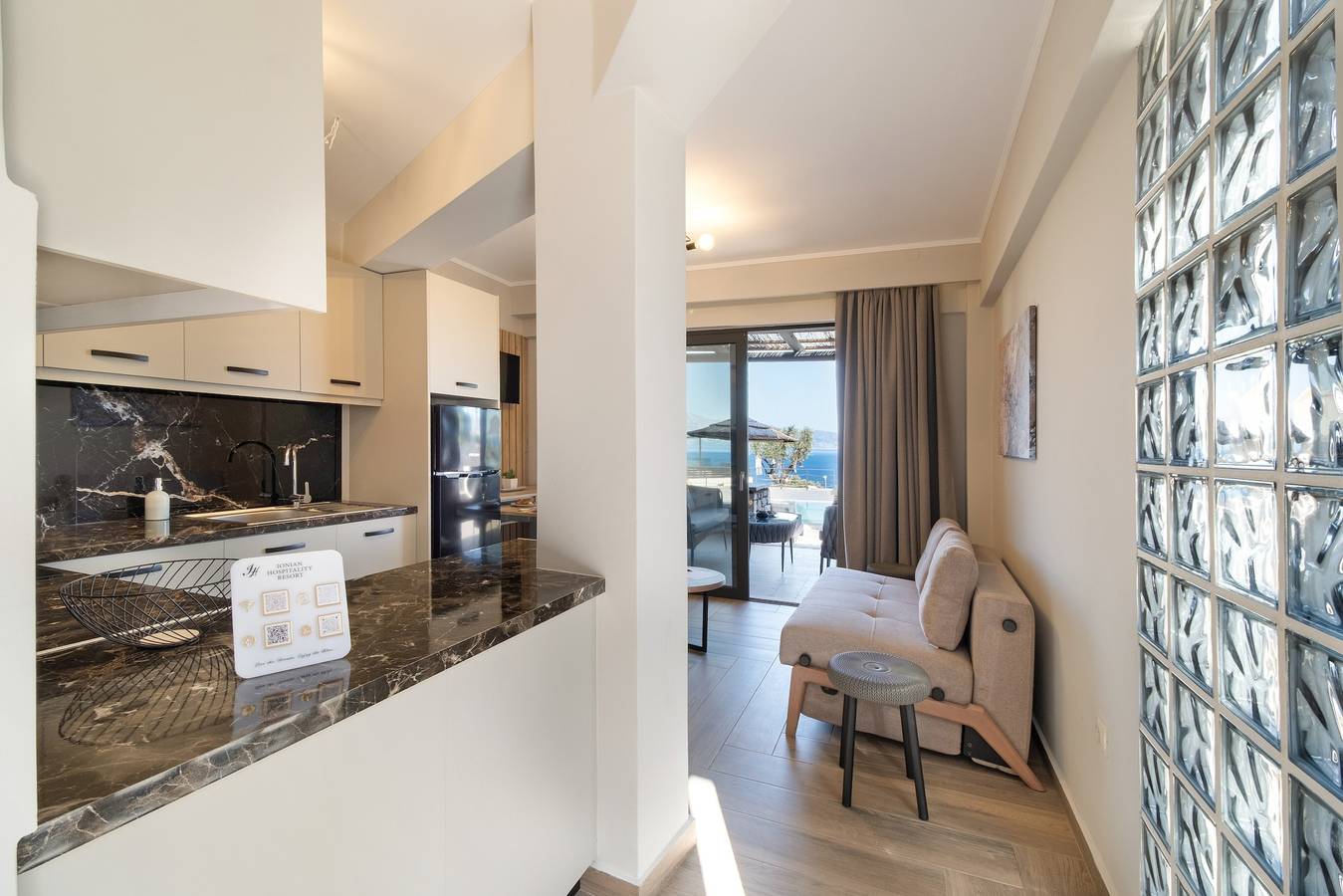 Entire apartment, Apartment 'Thoe 4' with Sea View, Wi-Fi and Air Conditioning in Nikiana, Alexandros
