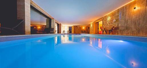 Chambre d’hôte pour 10 personnes, avec jardin ainsi que piscine et jacuzzi à Groléjac