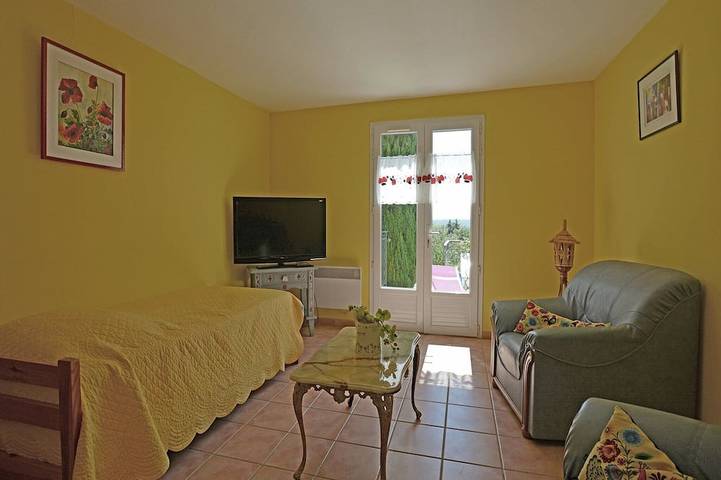 Location de vacances pour 3 personnes, avec jacuzzi et piscine ainsi que jardin et terrasse à Saint-Maximin (Nimes) - 2