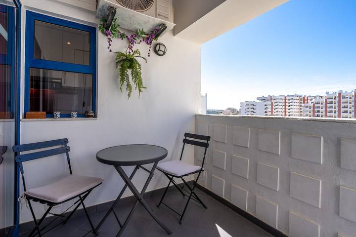 Apartamento inteiro, Apartamento 'Carpe Diem' com varanda, Wi-Fi e ar condicionado in Praia da Rocha, Portimão