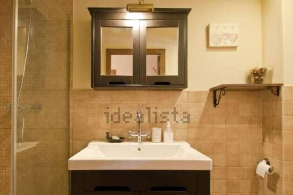 Entire apartment, Enjoyable apartment with fast Wifi in charming Latour-de-Carol in Latour-de-Carol, Prades region