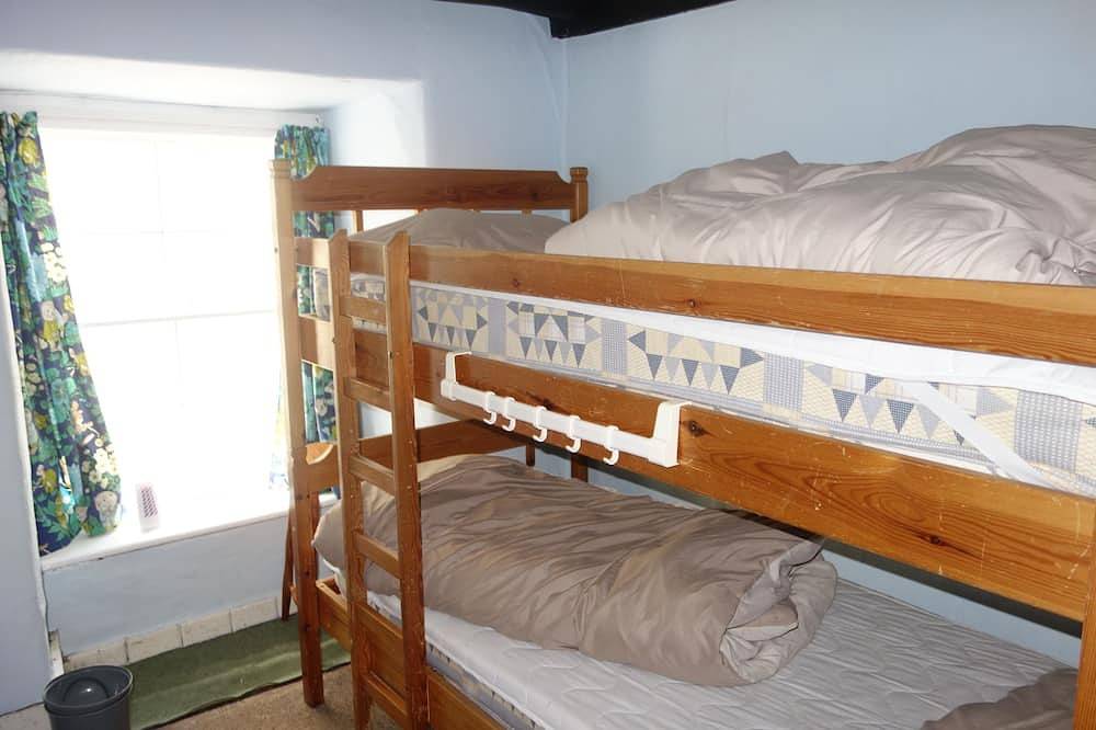 Family and pet friendly 1711 stone built cottage in town centre. Close to beach in Barmouth, Snowdonia
