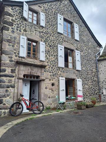 Gîte pour 4 personnes, avec vue dans Office De Tourisme Du Pays De Murat Sud Auvergne