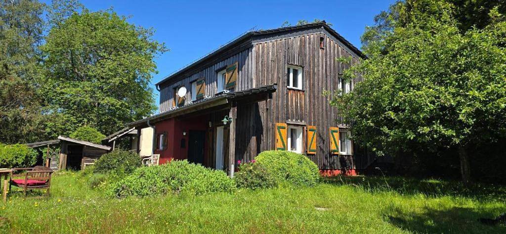 Natur und Wellness ''auf der Hardt'' -Jacuzzi- Sauna- Kinderausstattung- Alleinlage im Wald in Mürlenbach, Vulkaneifel