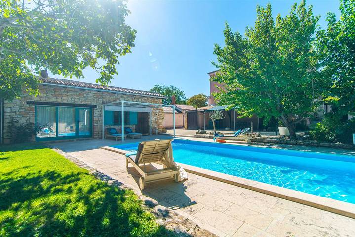 Ferienhaus für 4 Personen, mit Terrasse und Garten sowie Pool in Bokordići