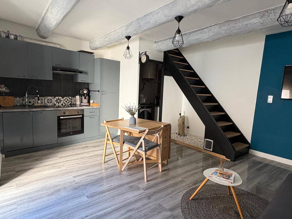 Appartement entier, One-Bedroom Apartment in Lambesc, Région d'Aix-en-Provence