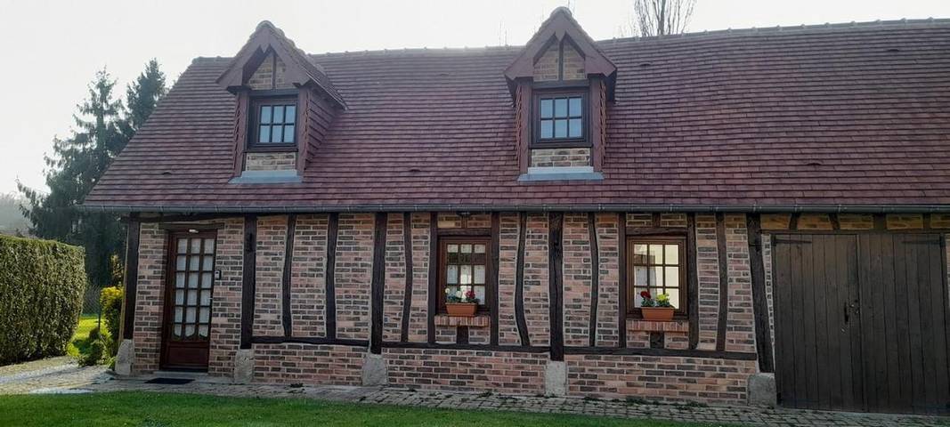 Location de vacances pour 2 personnes, avec vue et jardin à Saint-Hellier