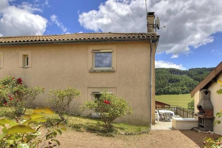 Gîte pour 12 personnes, avec Jardin dans Saint-Bonnet-le-Troncy