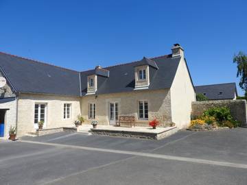 Gîte pour 9 personnes, avec terrasse à Meuvaines