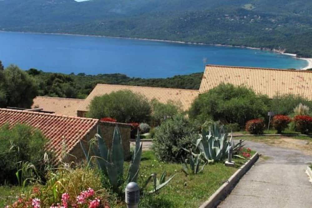 New: Mini villa T2 garden view in quiet residence*** walking distance to sea. in Serra-di-Ferro, Region de Ajaccio