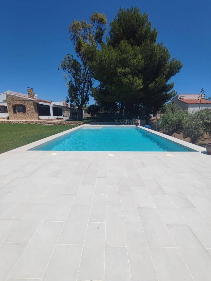 Chalet para 14 personas, con Balcón y Terraza además de Jardín y Piscina en Delta del Ebro