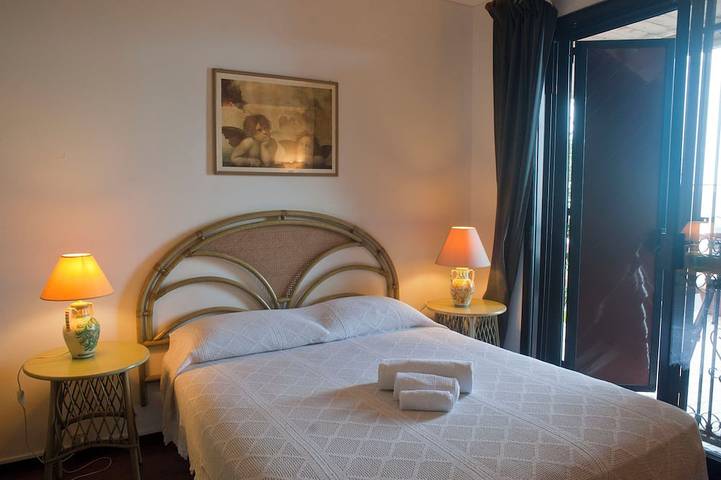 Appartamento intero, Mara’s house, 10 minuti a piedi dal  centro, parcheggio privato in Mazzarò, Taormina