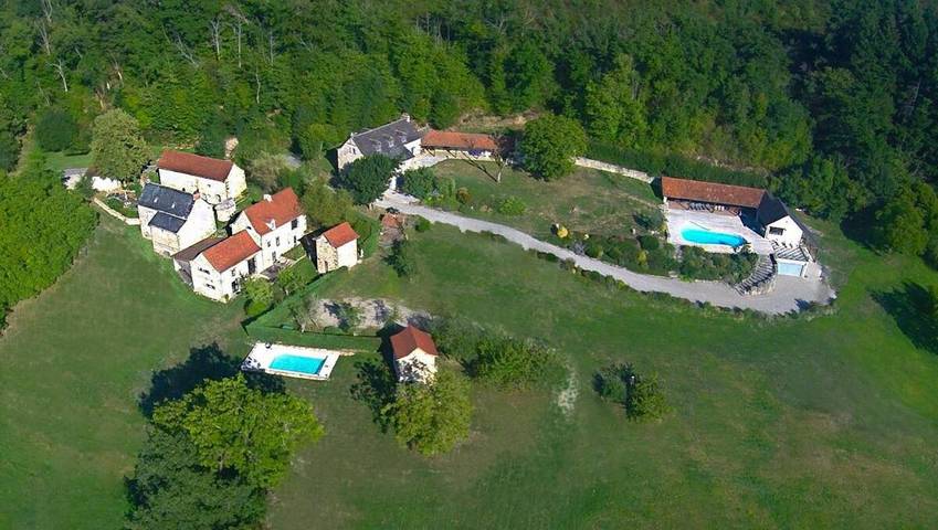 Location de vacances pour 33 personnes, avec vue et piscine ainsi que jardin et terrasse, animaux acceptés à Maleville