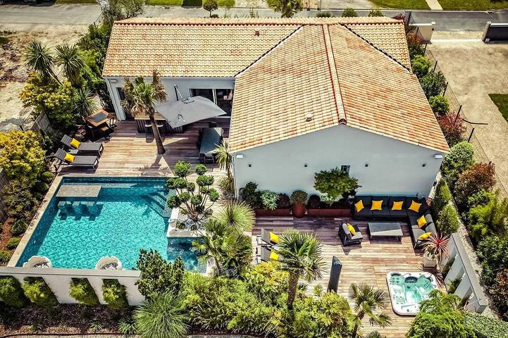 Villa pour 8 personnes, avec terrasse ainsi que jardin et jacuzzi