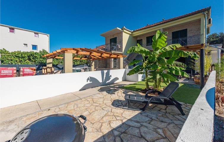 Ganze Ferienwohnung, Gemütliches Apartment mit Meerblick, WLAN, Küche und Parkplatz – 100 m vom Strand entfernt in Plaža Morovička, Općina Sveti Filip i Jakov