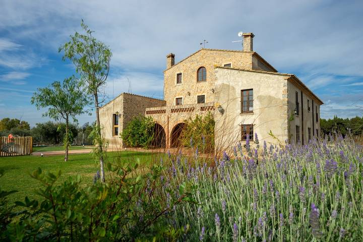 Gîte pour 5 personnes, avec terrasse ainsi que jardin et piscine, animaux acceptés à Bellcaire d'Empordà - 2