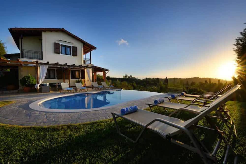 Villa Verde, Über dem Hügel mit spektakulärem Meerblick und privatem Pool in Poulades, Korfu