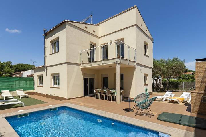 Chalet para 7 personas, con terraza además de jardín y vistas, Se admiten mascotas en Alt Empordà - 3