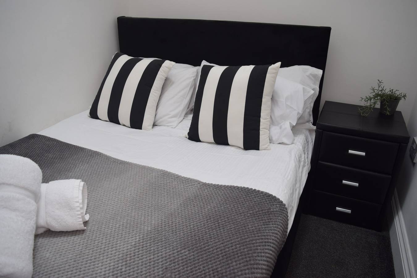 Entire holiday apartment, 2 Bed Apartment Sleeps 6 - Pets Welcome in Derbyshire