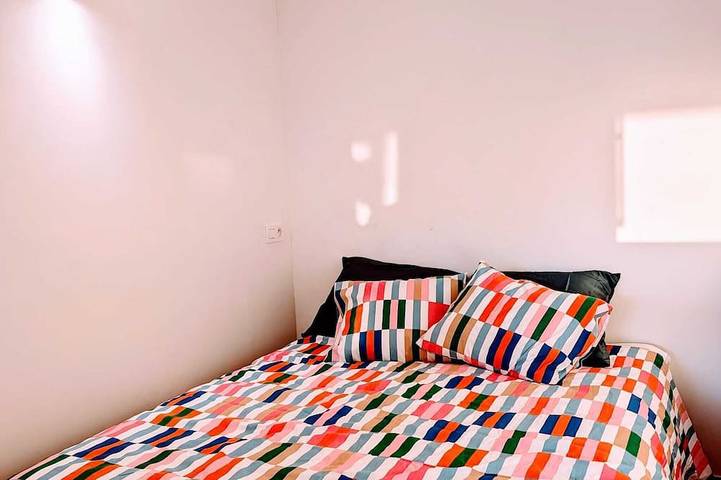 Appartamento intero, Colorful Flat @ trendy old docks.  Perfect for couples. Expandable to 3 bedrooms in Gand (Fiandre), Gand