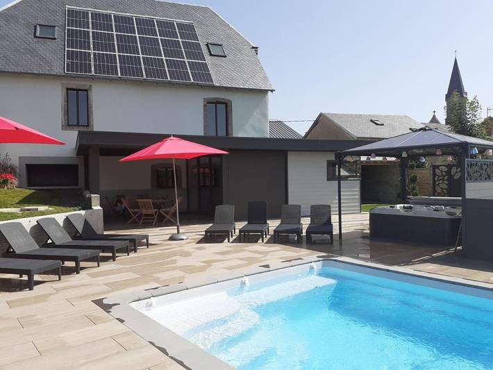 Location de vacances pour 8 personnes, avec Jacuzzi et Terrasse ainsi que Jardin et Piscine à Durenque