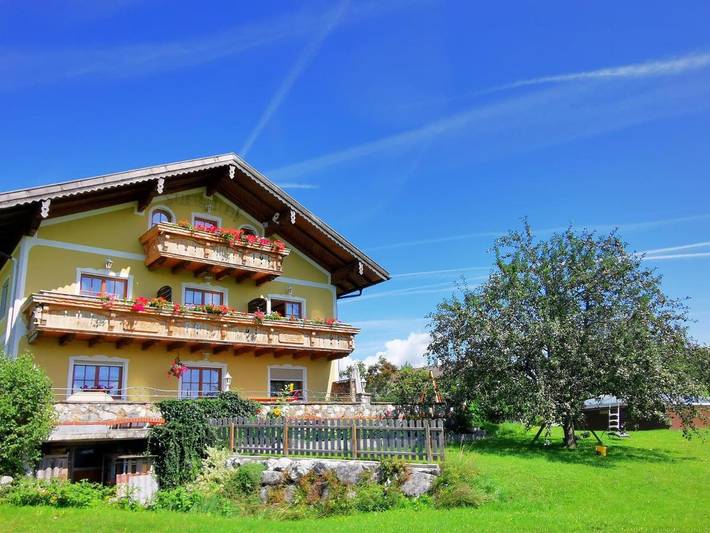 Privatzimmer für 2 Personen, mit Balkon und Terrasse sowie Garten und Pool in Irrsee