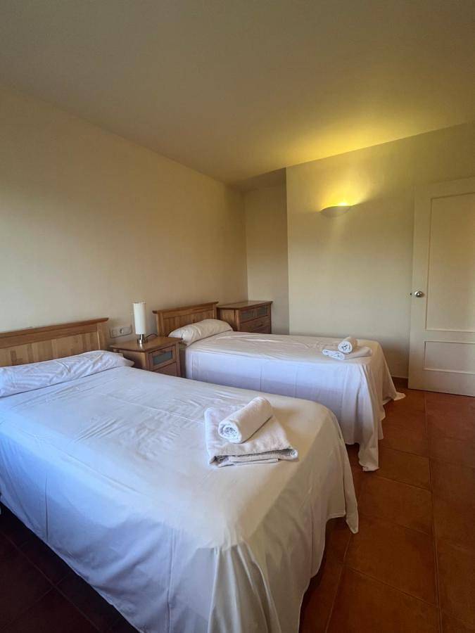 Location de vacances pour 7 personnes, avec jardin et piscine ainsi que vue sur le lac et vue à Navata - 4