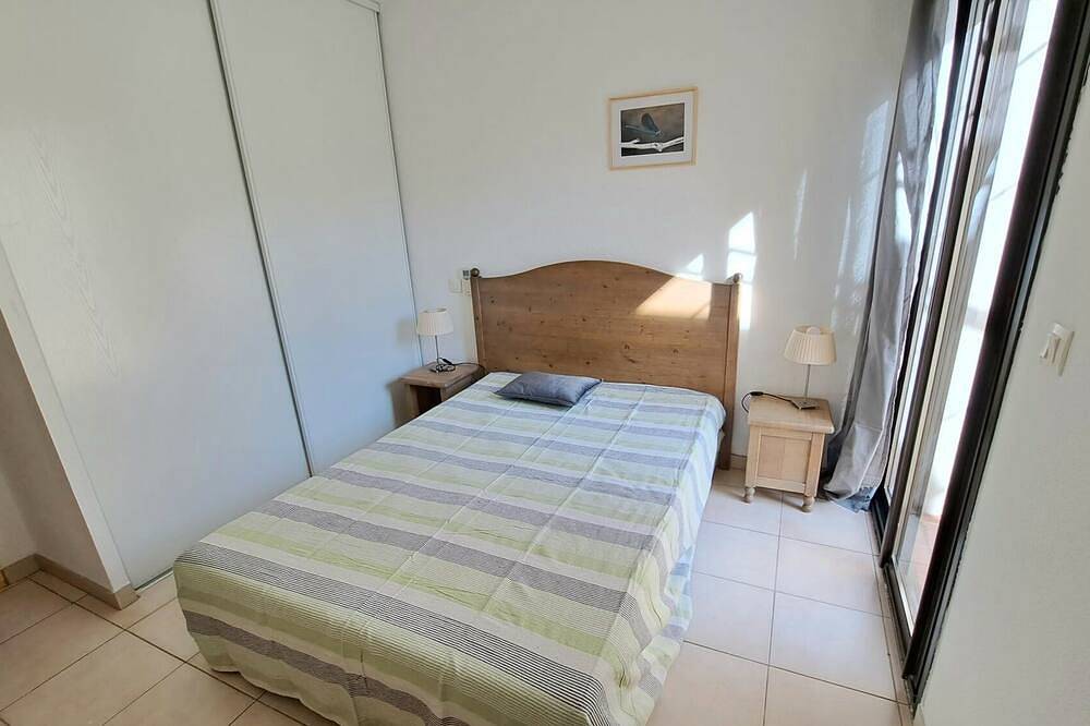 Appartement entier, Rez-de-jardin, climatisé, plage à 200m et piscine. in Losari, Belgodère