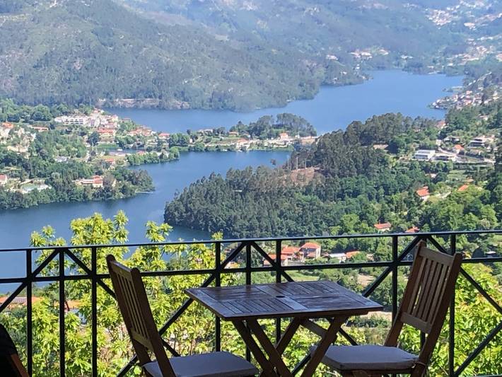 Location de vacances pour 4 personnes, avec terrasse ainsi que jardin et vue sur le lac dans Caniçada