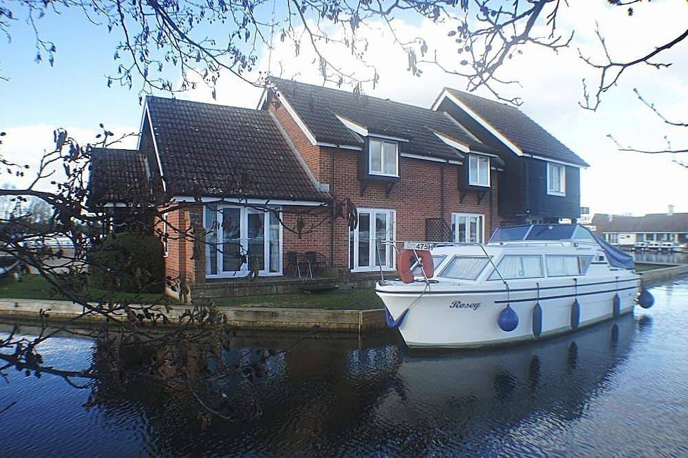 Cosy and comfortable Riverside Cottage in Wroxham, the Gateway to the Broads in Wroxham, The Broads