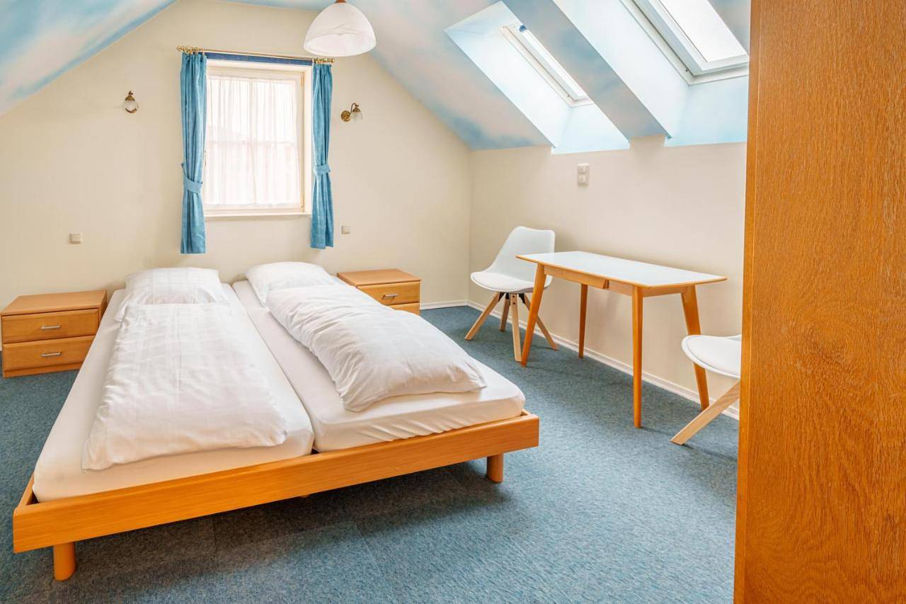 König Ludwig Design Hotel Neu Zimmer mit Sauna oder Whirlpool, genug Parkplatz in Altötting, Landkreis Altötting