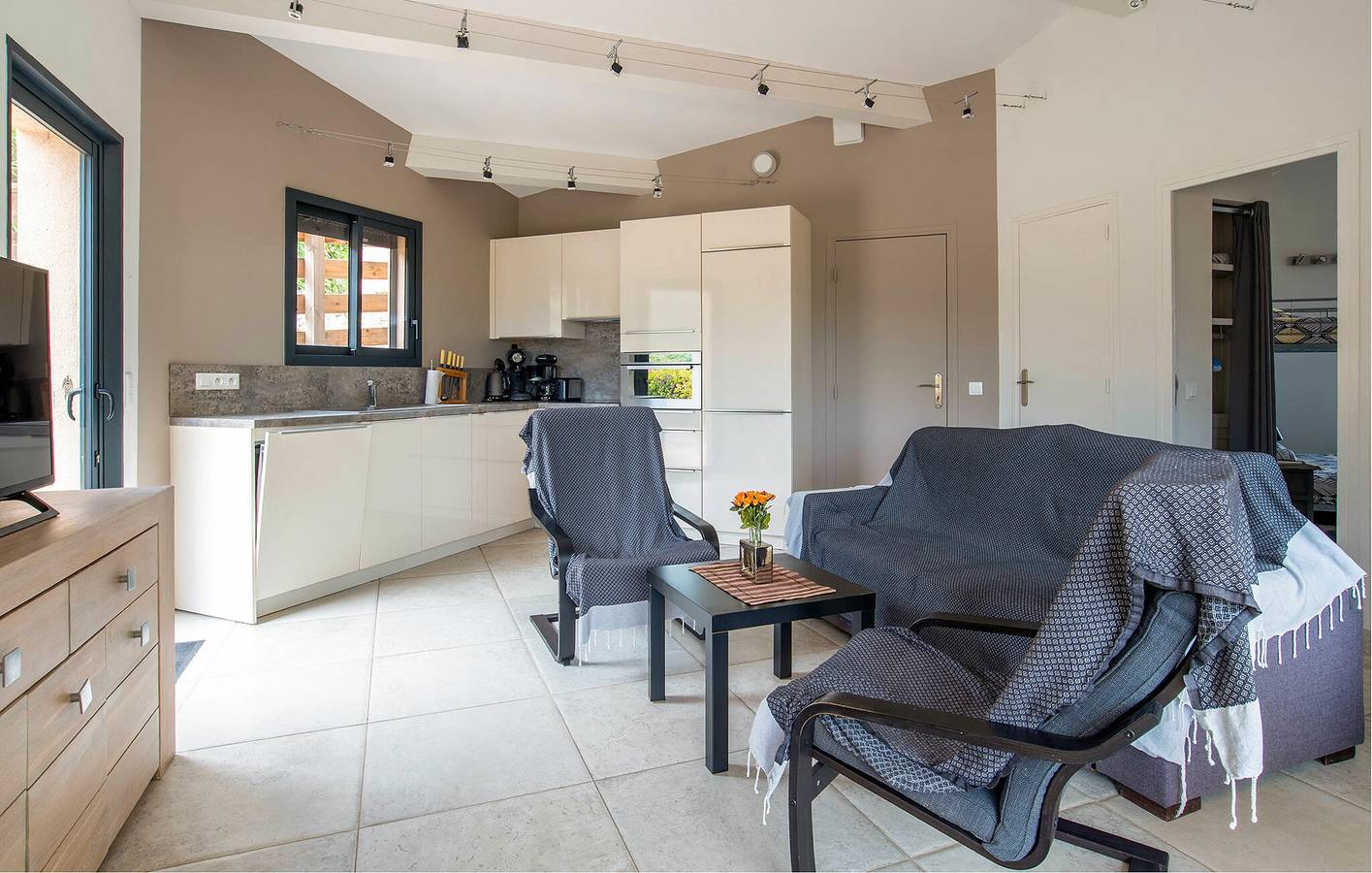 Gemütliches Apartment mit Terrasse und Parkplatz, 1,5 km zum Strand in Bormes-les-Mimosas, Toulon Region