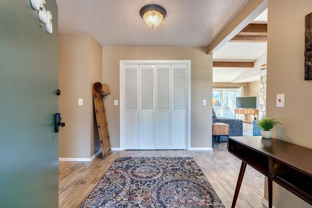 Ganze Wohnung, Vintage Golf Course View Condo near Mt. Hood/Skiing - Wood Fireplace in Welches, Mount Hood