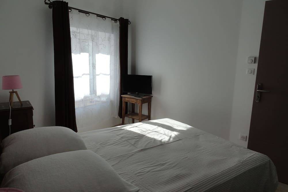 Entire apartment, Cottage \"Les Coccinelles\" with garden, town center of La Chaise Dieu in La Chaise-Dieu, Livradois-Forez Regional Nature Park