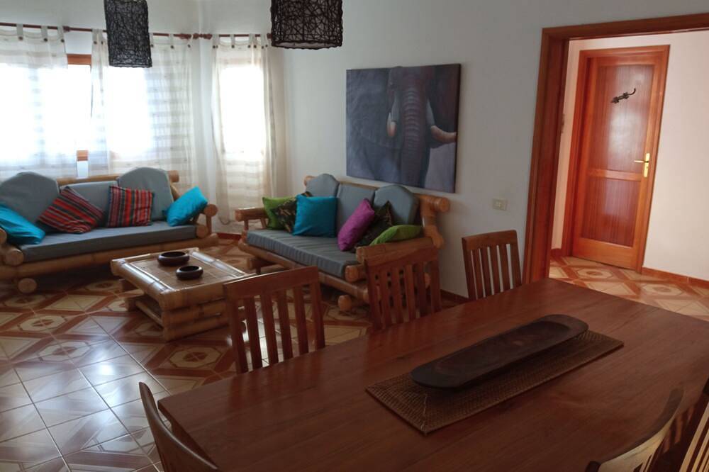 A 2 minutes de Lajares grande Maison familiale piscine bbq wifi fibre parking in Lajares, La Oliva