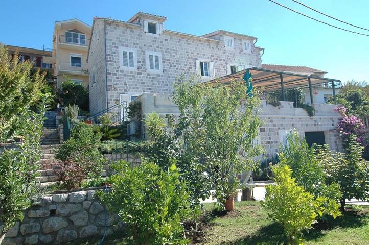 Apartament wakacyjny dla 4 osób, z Taras i Ogród oraz Widok w Tivat