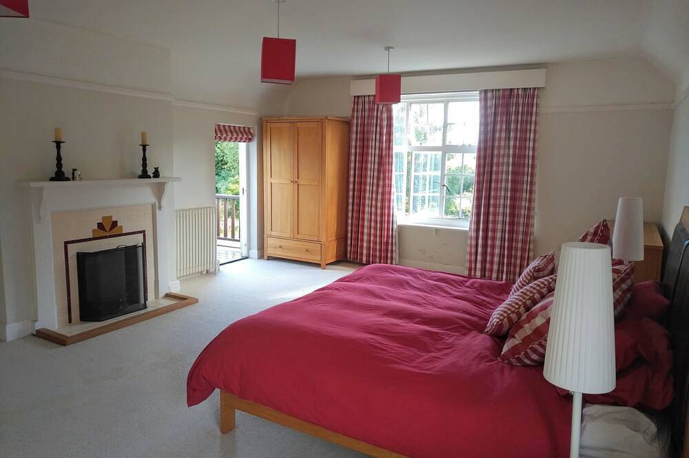 5-bed house: pool, tennis court, walk to beach, 10 acres in Shalfleet, Isla de Wight